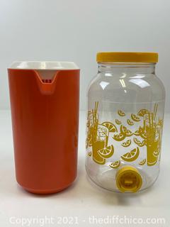 VINTAGE LOT OF RUBBERMAID PITCHER 2 1/4 Quart + Lid & 1983 JAREEN LEMONADE/TEA PLASTIC JAR W/SPOUT