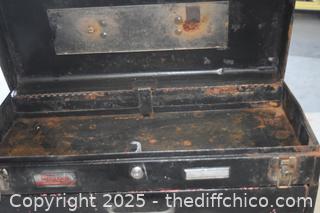 Metal Tool Box - 22in x 10in x 10 1/2in