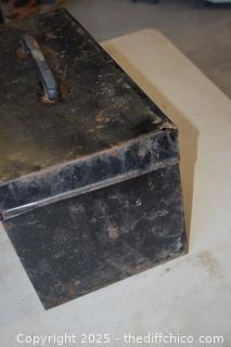 Metal Tool Box - 22in x 10in x 10 1/2in