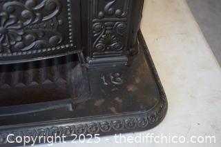 Cast Iron Stove 20 in x 15 in x 19 1/2 in-door 6in x 9in