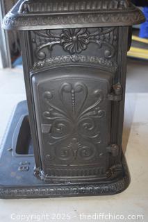 Cast Iron Stove 20 in x 15 in x 19 1/2 in-door 6in x 9in