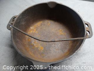 Lodge Cast Iron Pot W/Lid 12"