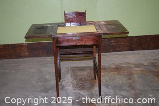 Unique Pop-up Vintage Desk-no key-open 39in x 21in x 35in